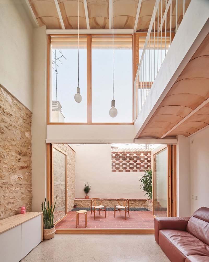 La fachada de este proyecto de NUA Arquitectures dialoga con la morfología de las casas entre medianeras del centro histórico de Vila-seca, en Tarragona. Una continuidad que respeta siglos de historia y evolución urbana. 

Un proyecto cargado de MEMORIA.