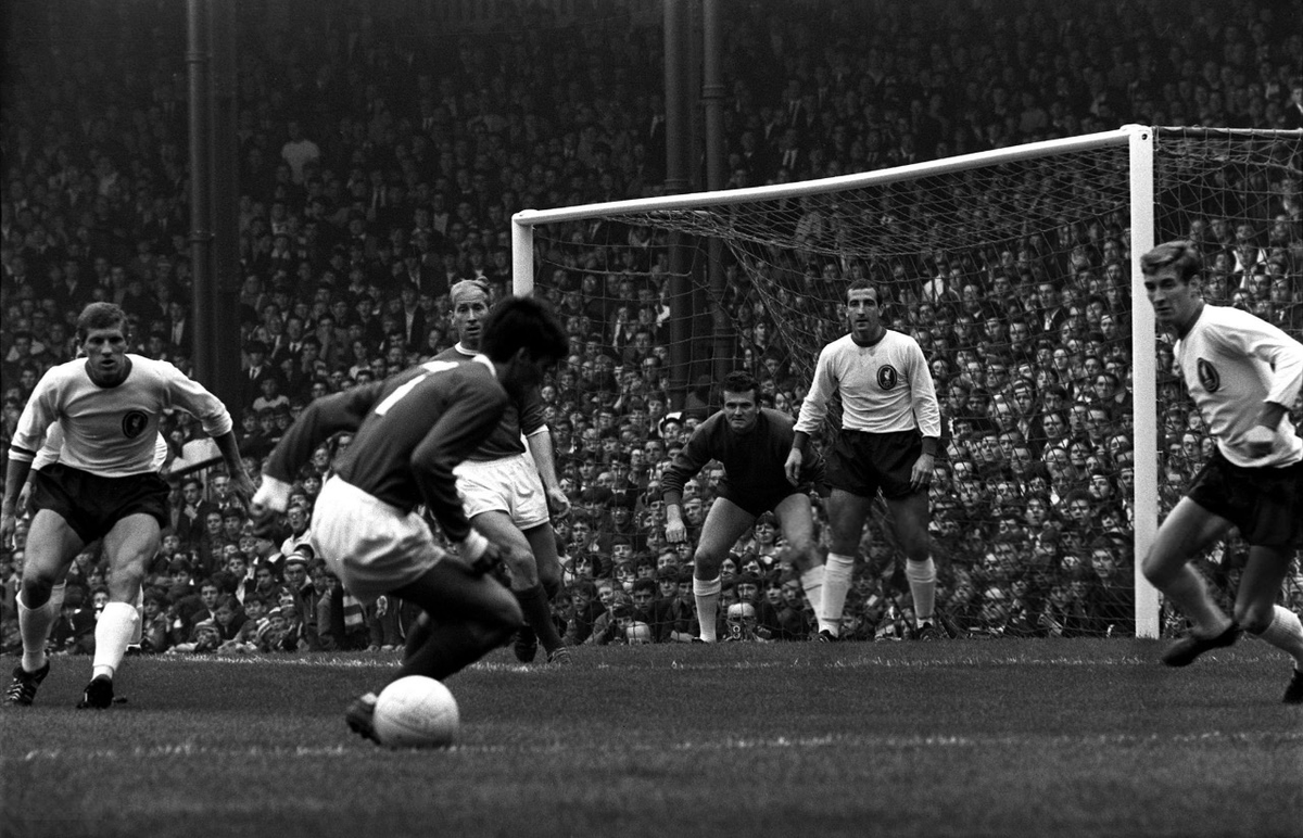 HD_Football's tweet photo. George Best - Manchester United vs Liverpool - 1964 https://t.co/C5Nn0uxIih
