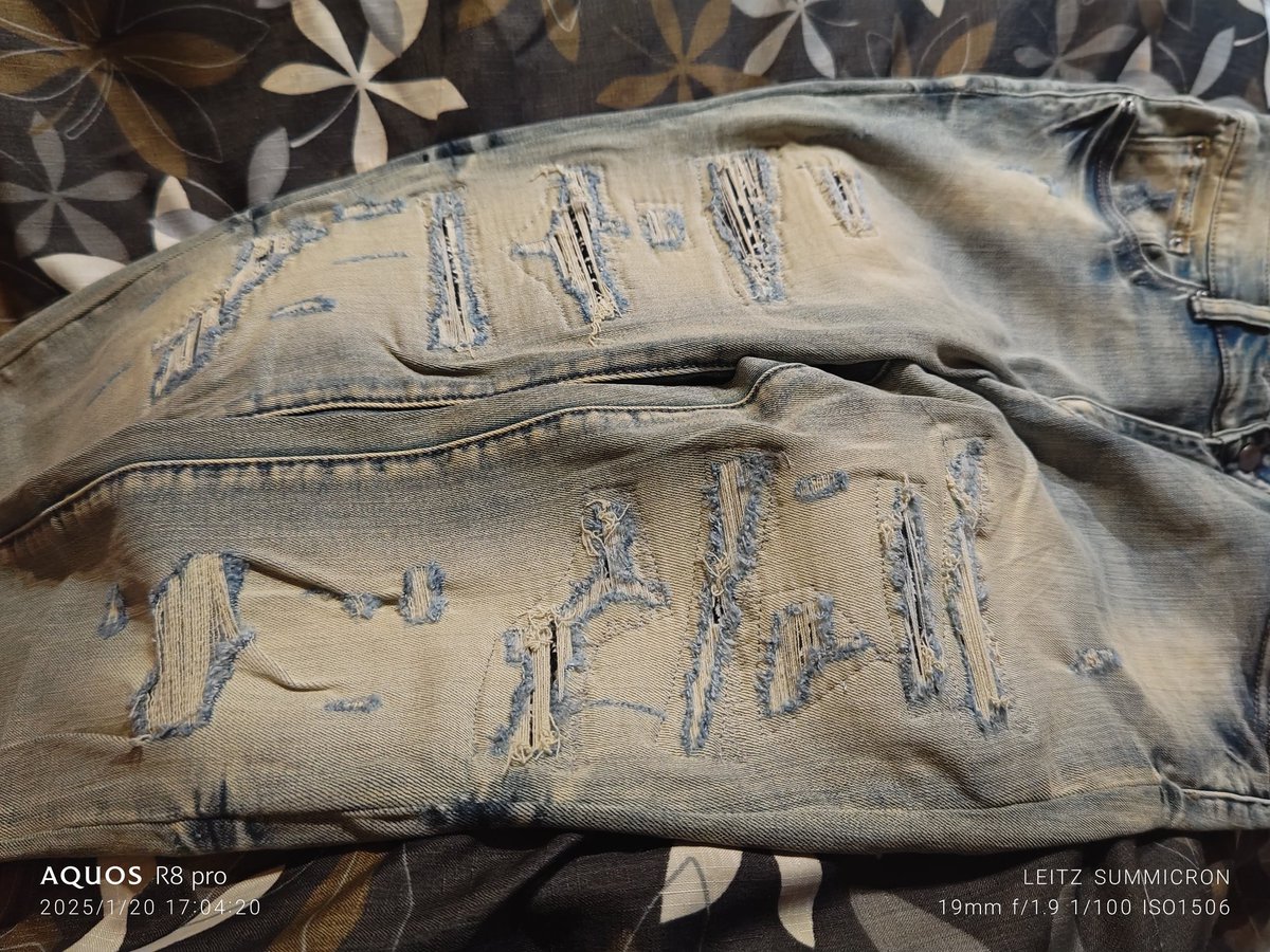 yumewith77's tweet image. 買ってしまった
色もデザインも気になって仕方なかった

 #mnml
 #スキニーデニム