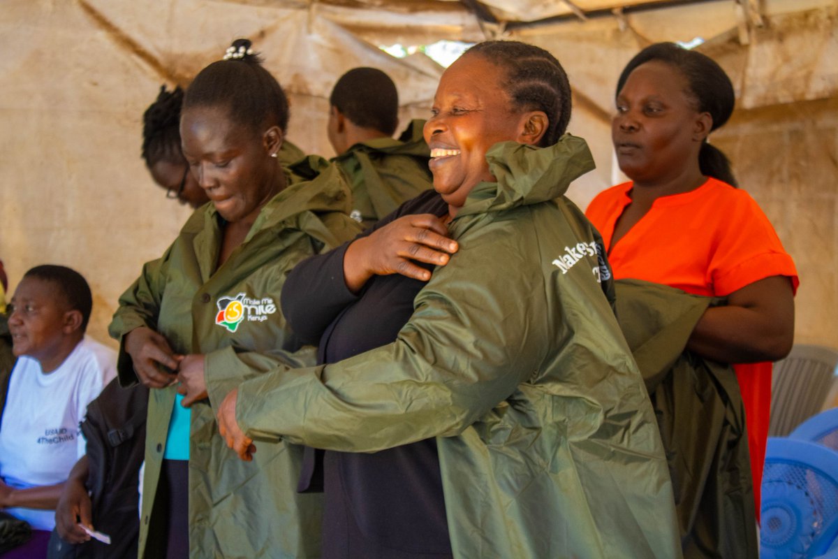 mms_kenya's tweet image. 🌧️ Keeping our CHVs Smiling, Rain or Shine! 🌞

To support our Community Health Volunteers (CHVs),  MMS-K Director distributed raincoats, donated by our long time volunteer Roberta Levai. During hers interaction with CHVs last year...