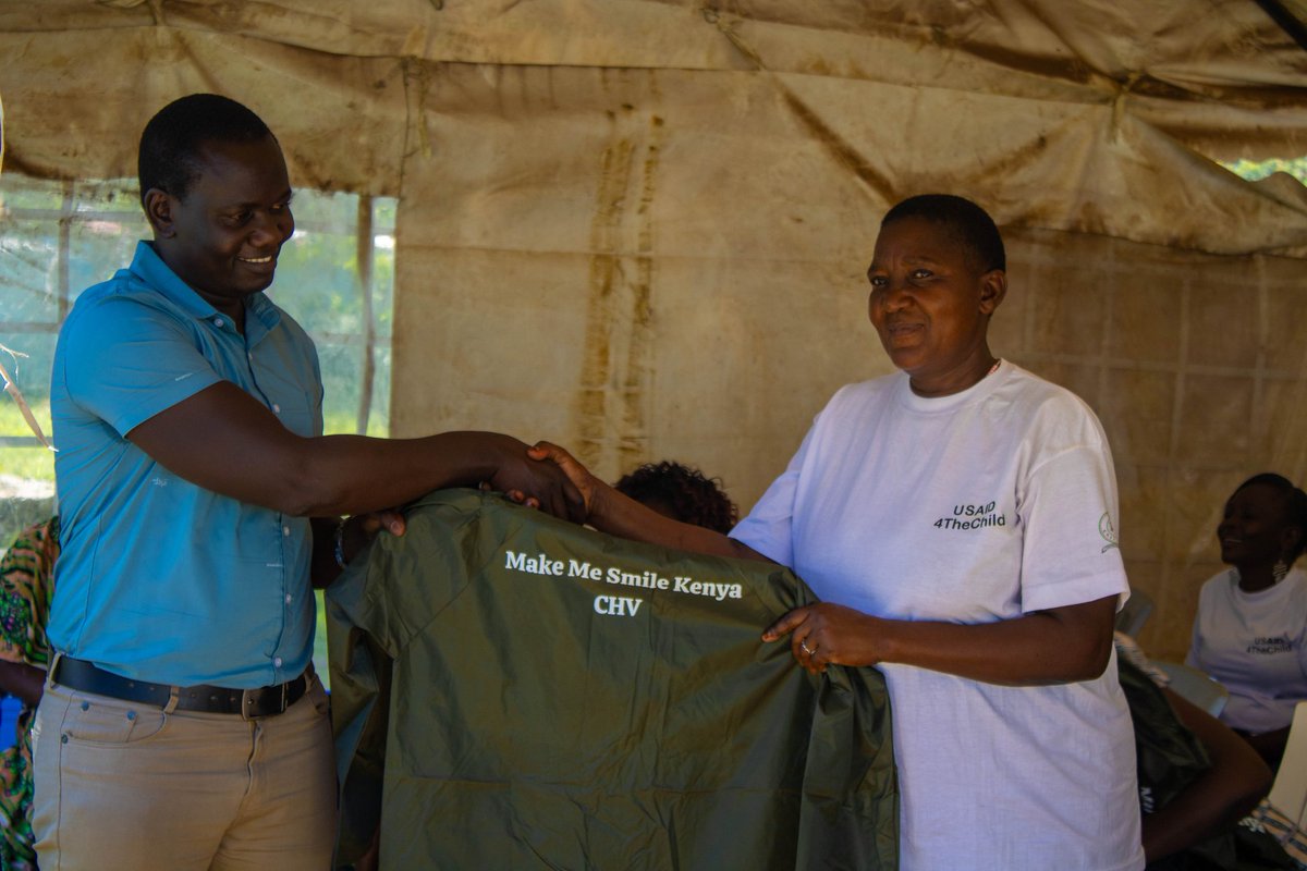 mms_kenya's tweet photo. ...she listened to their challenges- especially working during the rainy seasons. To help address this challenge, she donated 215 raincoats to ensure CHVs in Nyalenda A, Nyalenda B and Kolwa East areas; stay comfortable and continue to serve their communities better. https://t.co/3x93o3fp8U