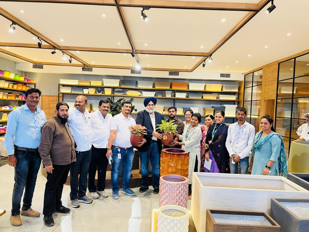 AvinashGoraksha's tweet photo. #Harshdeep Hortico Limited
Harshdeep Hortico announces the recent visit of former Punjab CM Sukhbir Singh Badal to its Pune branch.
#Horticulture
#HarshdeepHortico https://t.co/9tjlUA7PVC