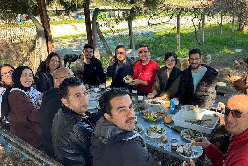 cukurova_suf's tweet photo. Prof. Dr. Aygül Küçükgülmez Yandım, Prof. Dr. Esmeray Kuley ve Doç. Dr. Mustafa Durmuş'un yürüttüğü Su Ürünleri İşleme Teknolojisi dersi kapsamında, Fakültemiz Tatlı Su Eğitim ve Araştırma İstasyonu'nda tütsülenmiş balık uygulaması yapıldı. 🐟✨ https://t.co/rCX2R3ineY