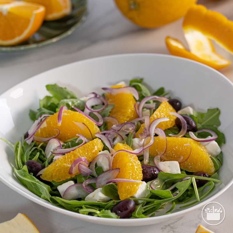 Mercadona's tweet photo. 🍊 Aprovecha todas las propiedades de la naranja, la fruta estrella de la temporada. Prepárala en una ensalada con rúcula, cebolla y queso feta. Perfecta para #TuCestaEquilibrada, ¡es muy fácil! 🥗😋