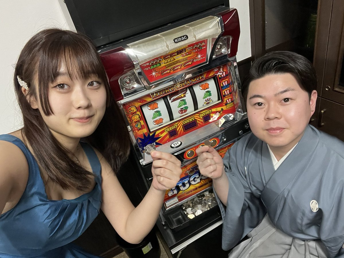 KawadaKenta's tweet photo. 先日は春日部市の老人施設にて同期の三谷と共に久々に演奏しました✨

お正月らしい曲からそれぞれのソロまで聴いていただき、最後はみんなでソーラン節！歌に拍手ににぎやかな会場となりました🎍

なぜか控え室にあったジャグラーとも📸 https://t.co/EcBu9wpbQ6