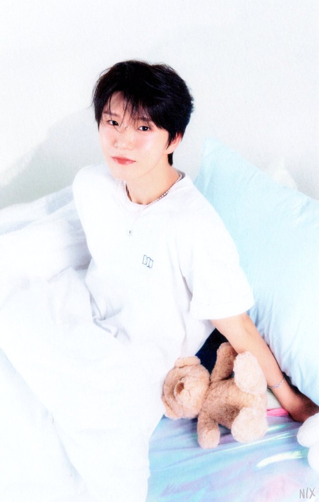 185문짝남성 흰반팔티 입히고 침대에 눕히는짓😫😫😫