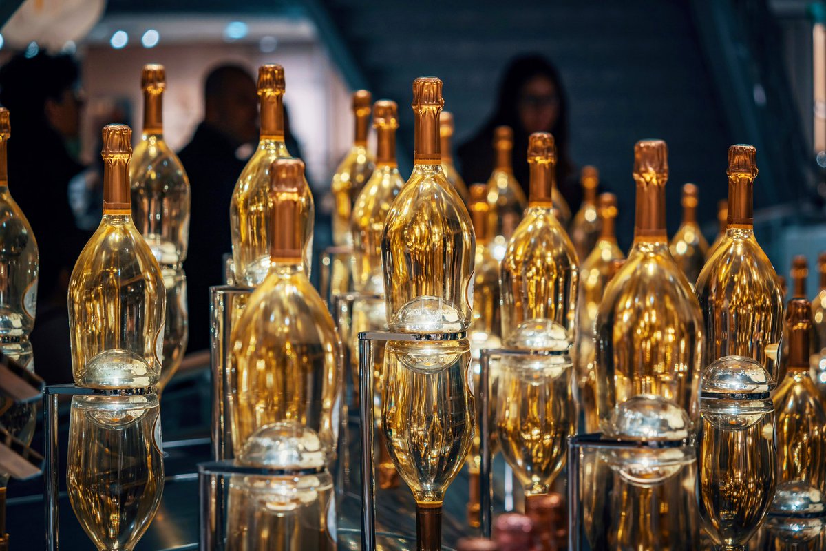 Jet7One's tweet photo. #Samaritaine was founded by merchant #ErnestCognac and his wife Marie-Louise Jay in 1870. The store’s original slogan was “One can find everything at La Samaritaine” which helped the #store find its way into the hearts of 19th-century #Parisian #shoppers https://t.co/N9iyBCAmVL