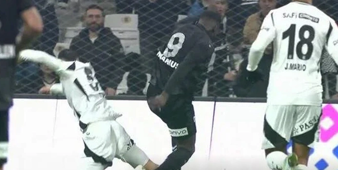 HakemFaktoru's tweet photo. 20. haftada #BJKvsSAM maçında, hakem yorumcularının çoğunluğunun mutabık olduğu iki pozisyon arşive girdi ve BJK lehine, 2.9 hakem hata puanı işlendi:
📃Emirhan'ın Mariusa caza sahası içinde müdahelesine verilmeyen penaltı (4', 0-0 👉 BJK)
📃Van Drongelen'e gösterilen yanlış 🟨🟨🟥 (4', 0-0 👉 BJK)
Girmeyenler:
🗑️ Van Drongelen'e gösterilmeyen potansiyel 🟥
🗑️ Gedson'a verilmeyen potansiyel penaltı
#BJKvSAM #Besiktas #besiktasinmacivar #TrendyolSüperLig