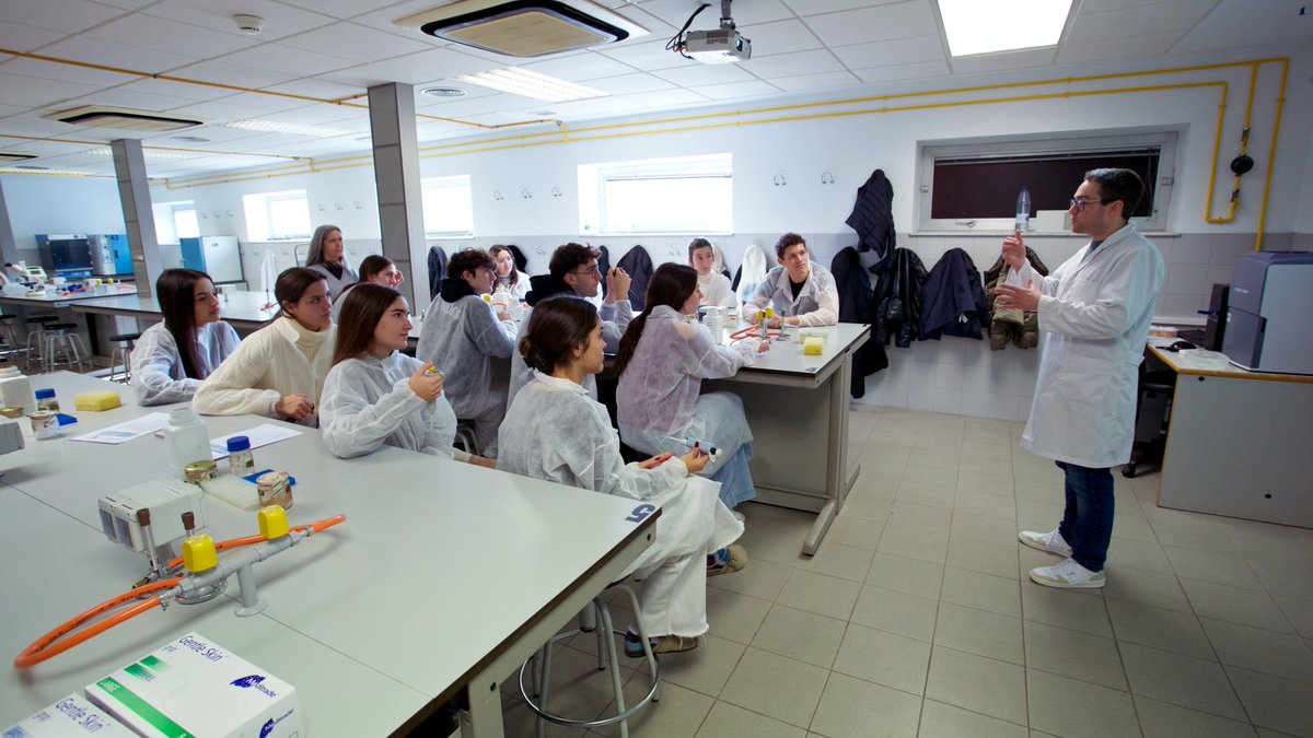 UA Divulga (@uadivulga) on Twitter photo 🧑🔬 ¡Futuros científicos “se cuelan” en la <a href="/UA_Universidad/">Universidad de Alicante UA</a>!
➡️ Más de 1.130 estudiantes de 4º de la ESO y Bachillerato visitan los laboratorios de <a href="/Ciencias_UA/">CienciasUA</a> gracias al programa “Ven a hacer prácticas a la Universidad”.
🤝 <a href="/FECYT_Ciencia/">FECYT</a>
ℹ️ s.ua.es/es/KAZc 🧑🔬 ¡Futuros científicos “se cuelan” en la <a href="/UA_Universidad/">Universidad de Alicante UA</a>!
➡️ Más de 1.130 estudiantes de 4º de la ESO y Bachillerato visitan los laboratorios de <a href="/Ciencias_UA/">CienciasUA</a> gracias al programa “Ven a hacer prácticas a la Universidad”.
🤝 <a href="/FECYT_Ciencia/">FECYT</a>
ℹ️ s.ua.es/es/KAZc