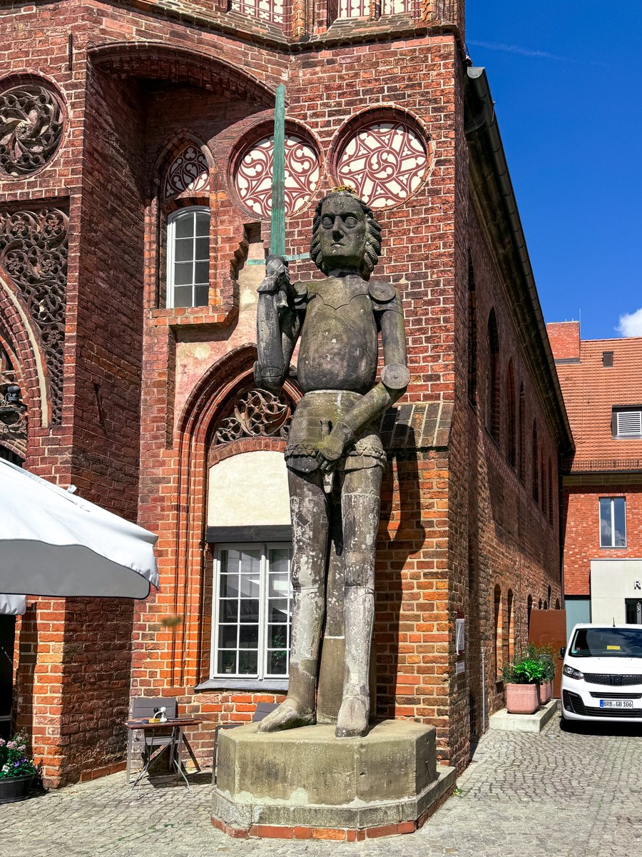 Did a longer thread about the history of "Roland" last year when I went to visit the one in Brandenburg. Also explains why hes got a little plant on the top of his head.... 

-> x.com/iamkosmonaut/s…
