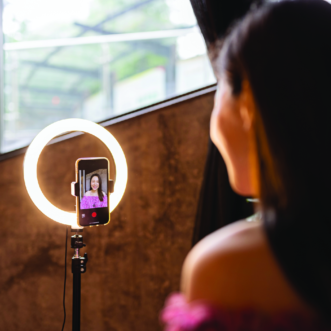 Social media therapy has become an increasing phenomenon with influencers offering mental health advice to young people without any qualifications or training. Click here to learn more about the risks of social media therapy via our Online Safety Hub: ow.ly/8uU750TW5p8