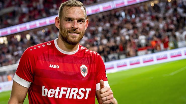 Jordubbel (@jordi1880) on Twitter photo Met 114 competitieve wedstrijden en 48 goals evenaart <a href="/vincentjanssen/">Vincent Janssen</a> nu RAFC-iconen als Fazekas (132/50) en Van Rooij (175/53). Met titel, beker én Supercup staat hij tussen tussen de groten van The Great Old! 🐂🏆 #RAFC #AntwerpLegends (bron: rafcmuseum.be) Met 114 competitieve wedstrijden en 48 goals evenaart <a href="/vincentjanssen/">Vincent Janssen</a> nu RAFC-iconen als Fazekas (132/50) en Van Rooij (175/53). Met titel, beker én Supercup staat hij tussen tussen de groten van The Great Old! 🐂🏆 #RAFC #AntwerpLegends (bron: rafcmuseum.be)