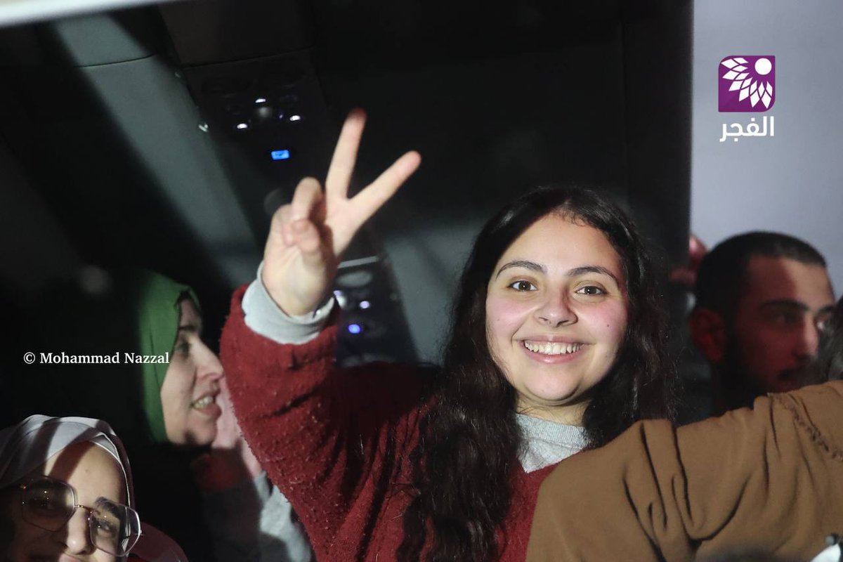 SamidounPP's tweet photo. Dania Hanatsheh, liberated student at Birzeit University, raises the victory sign amid her fellow women prisoners as she is freed in the Toufan al-Ahrar prisoner exchange. https://t.co/FBb8WUUvwS