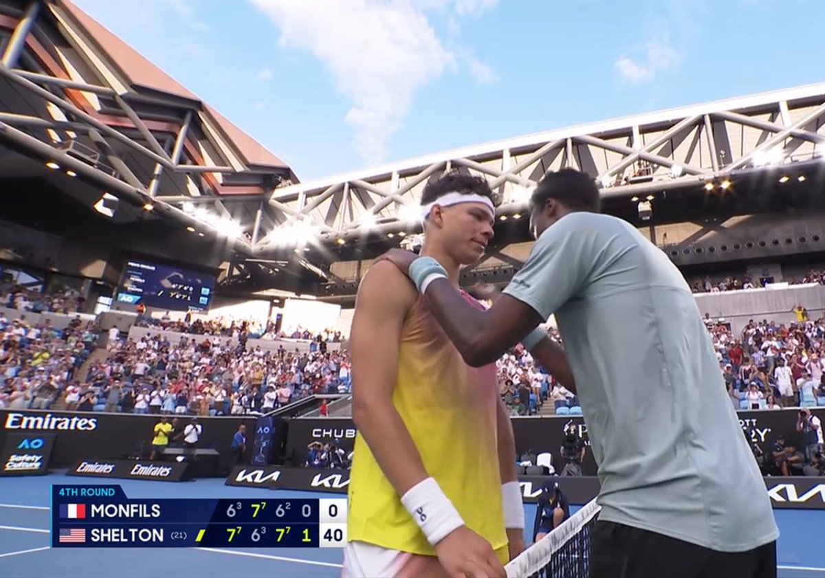 UniversTennis's tweet photo. 🚨 MONFILS ABANDONNE 😰🇫🇷

Après un super parcours, Gael Monfils doit abandonner dans la quatrième manche face à Ben Shelton en 1/8 de finale de l'#AusOpen 

L'Américain demande au public d'applaudir le Français. 👏