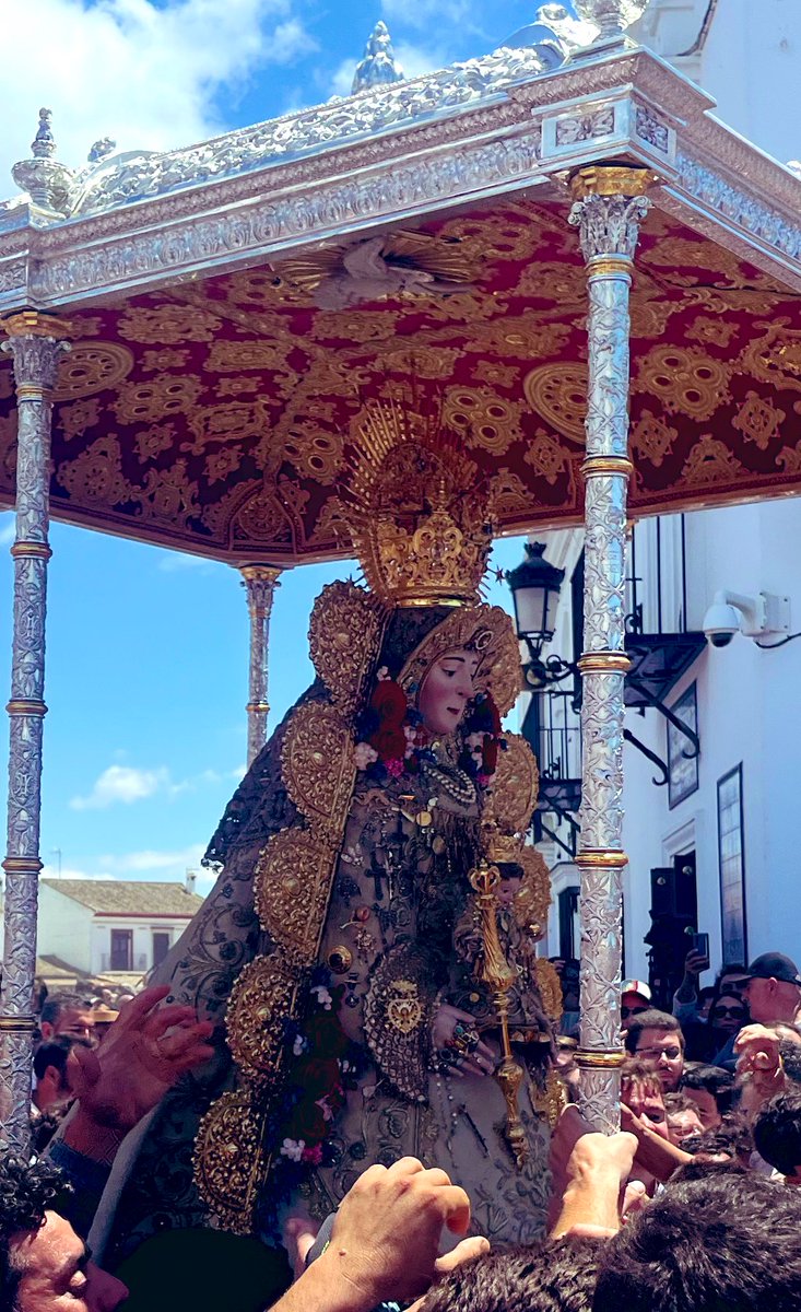 Y quien al verla pasar, 
no diga mil veces ¡Guapa!