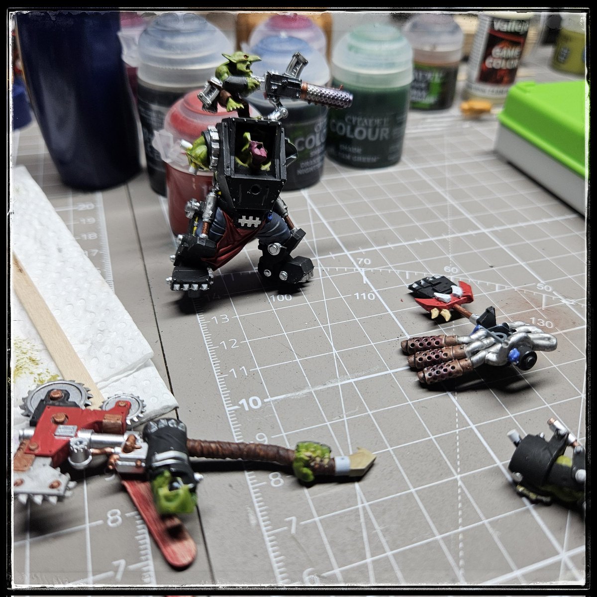 Painting some Orks....

Starting of with:
Ork Warboss in Mega Armour.

#warhammer #warhammer40k #orks #minipainter #paintingminis