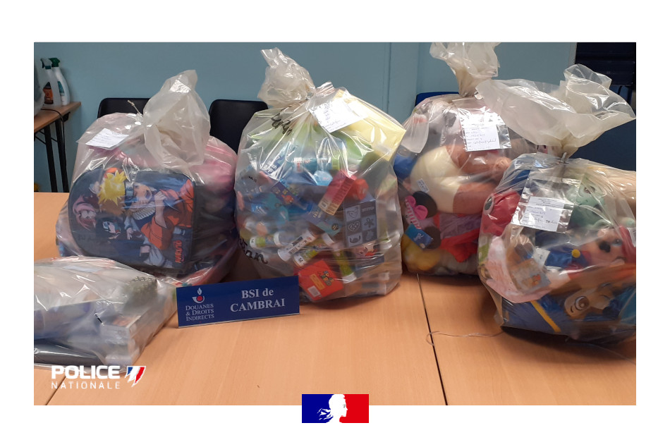 PoliceNat59's tweet image. #ContreLesTrafics | Les policiers de #Valenciennes avec la police aux frontières et la douane ont contrôlé le marché de #Denain. Sur 61 personnes contrôlées : 5 interpellations d'étrangers en situation irrégulière, 198 articles de contrefaçon saisis (valeur estimée : 2500€)