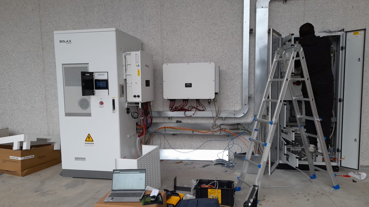 Work in progress 🛠️

Impianto #Fotovoltaico C&amp;I <a href="/solaxpower/">SolaX Power</a> con cabinato BESS AELIO ed X3-FORTH in Italia 🇮🇹
- Storage 100kWh 🔋
- Campo PV 185kW ⚡️

Compensazione CO₂ annuale attesa: 114 tonnellate

BESS Solax👇🏼
solaxpower.com/products/energ…