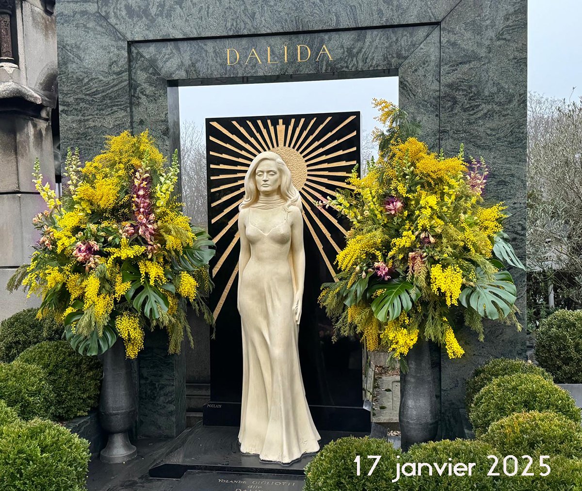 17 janvier 2025 | Jour de naissance de #Dalida 
Les #fleurs déposées à #Montmartre 
Son héritage brille éternellement.
#Anniversaire #JourDeNaissance #Hommage  #Légende
dalida.com/actualite/dern…