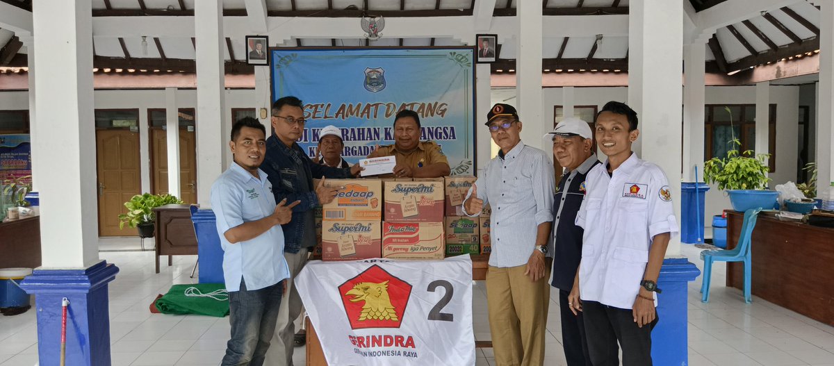 GerindraTegal's tweet photo. Penyerahan Bantuan Kemanusiaan dari Gerindra Kota Tegal kepada Kelurahan Kaligangsa, atas musibah banjir yang terjadi.

Tegal, 20 Januari 2025.

@sudaru_sudaryono @prabowo @gerindrajateng @gibran_rakabuming @gerindra

#budalmasdar #PrabowoSubianto #prabowo #prabowopresiden https://t.co/g5bMXhQGW5