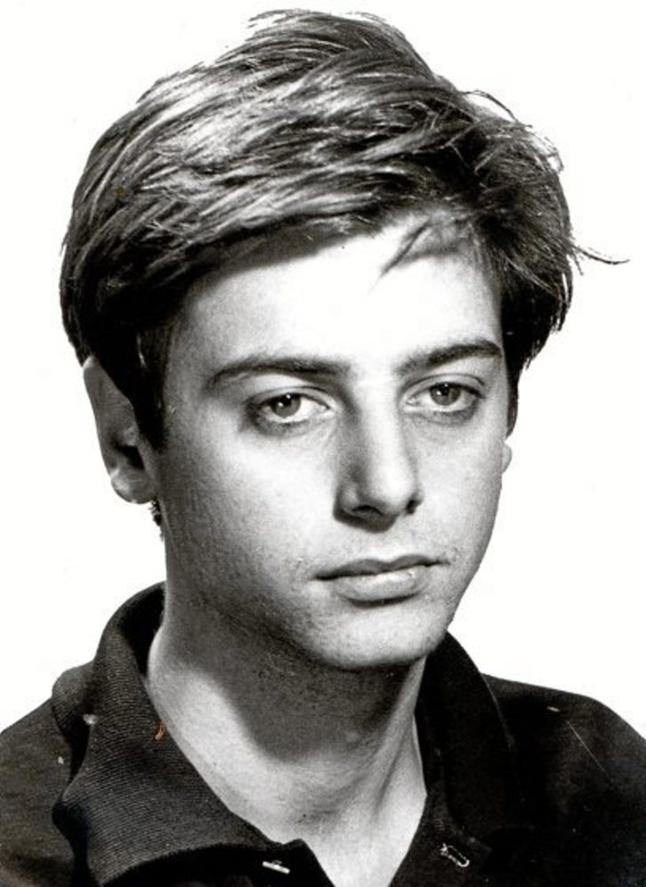 Hoy hace 56 años que Enrique Ruano, un estudiante de Derecho y militante antifranquista español, fue asesinado mientras se encontraba bajo custodia de la Brigada Político-Social, la policía política secreta de Franco.
No olvidemos nunca la dictadura si no queremos repetirla.