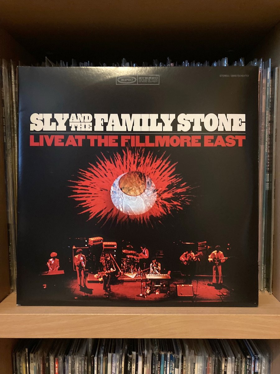 仕事終わりの1枚。本日も心身共に調子が良く、仕事も暇なので1枚ではなくこの2枚と爆音で対峙（笑）しております。Sly&amp;the Family Stone - Live at the Fillmore East 凄まじい音の塊が迫ってくるド迫力ライヴ。低音がズンズンと腹に響きます🎵