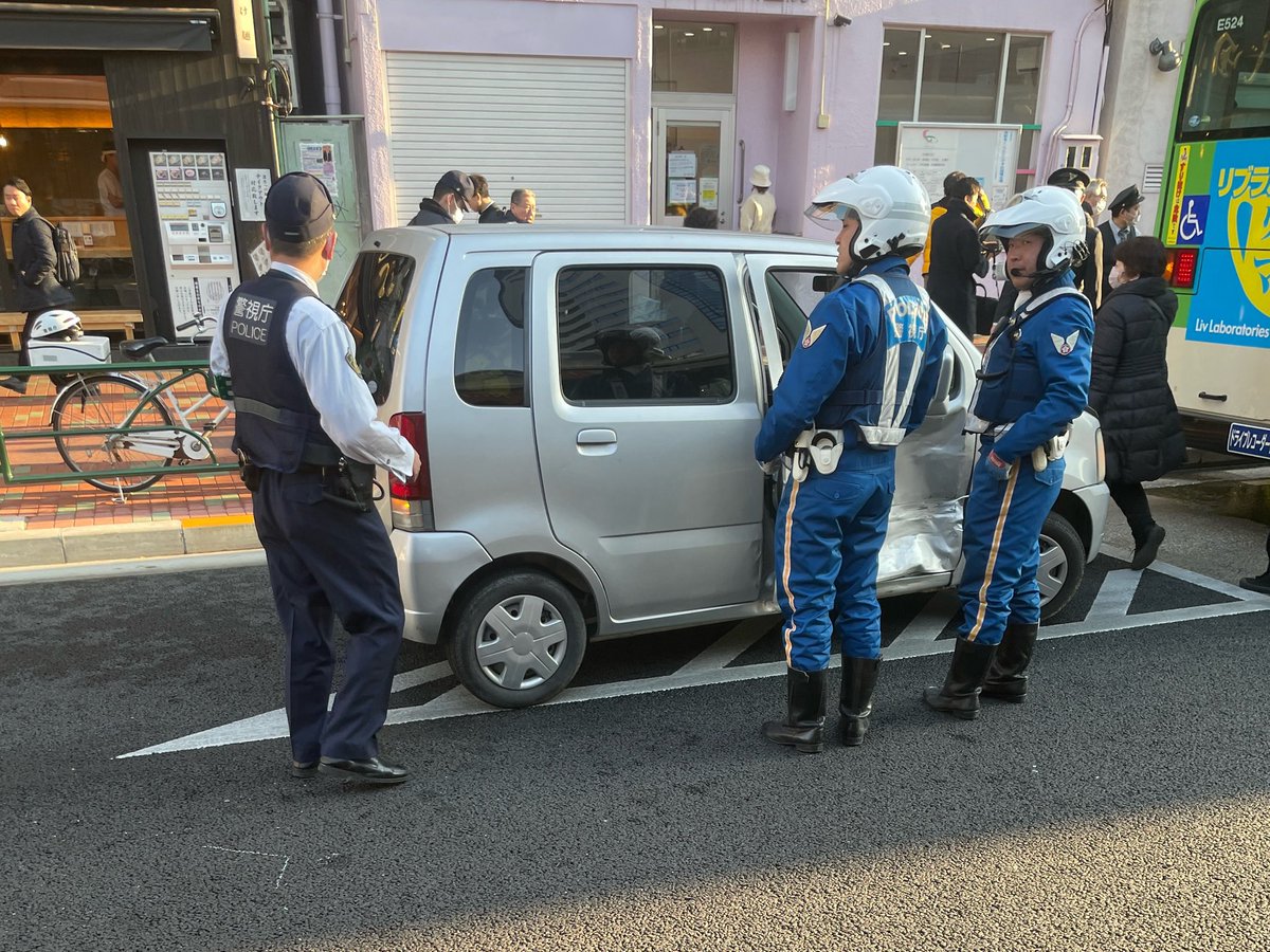 neapolitan95's tweet photo. #事故 #豊洲 #バス #乗用車 #救急車 #消防車 #パトカー https://t.co/al3TvlCNav
