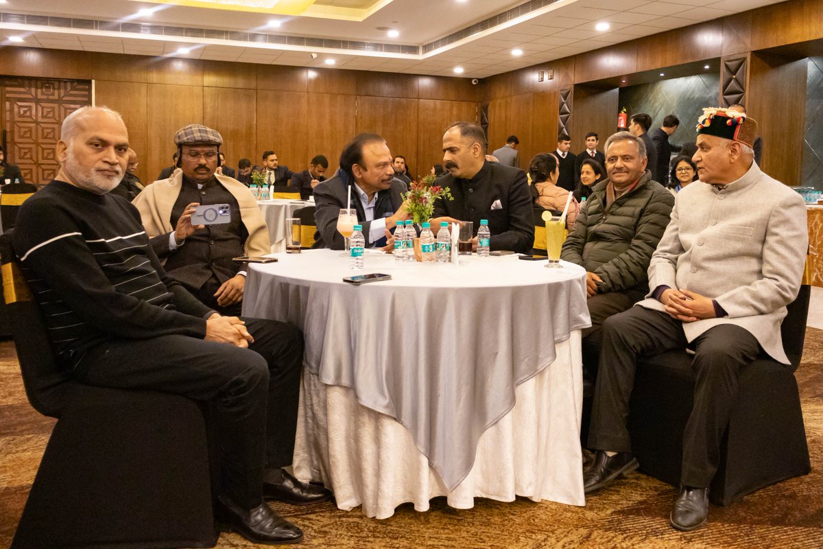 mayorshimla's tweet photo. होटल मरीना में आवास और शहरी मामलों पर स्थायी समिति (Standing Committee on Housing and Urban Affairs) के लिए डिनर और सांस्कृतिक संध्या में समिति के सदस्यों से मिलने, उन्हें सम्मानित करने व उनसे वार्तालाप करने का अवसर मिला। https://t.co/LCPKIzjkng