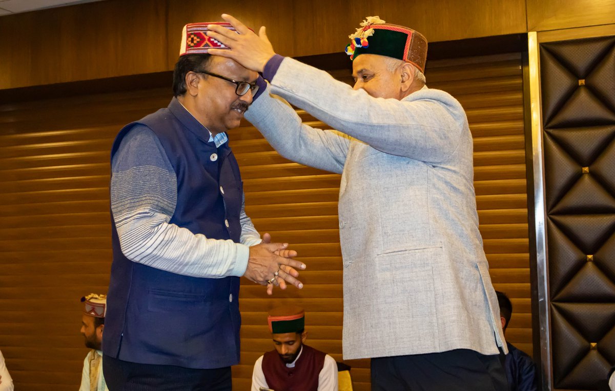 mayorshimla's tweet photo. होटल मरीना में आवास और शहरी मामलों पर स्थायी समिति (Standing Committee on Housing and Urban Affairs) के लिए डिनर और सांस्कृतिक संध्या में समिति के सदस्यों से मिलने, उन्हें सम्मानित करने व उनसे वार्तालाप करने का अवसर मिला। https://t.co/LCPKIzjkng