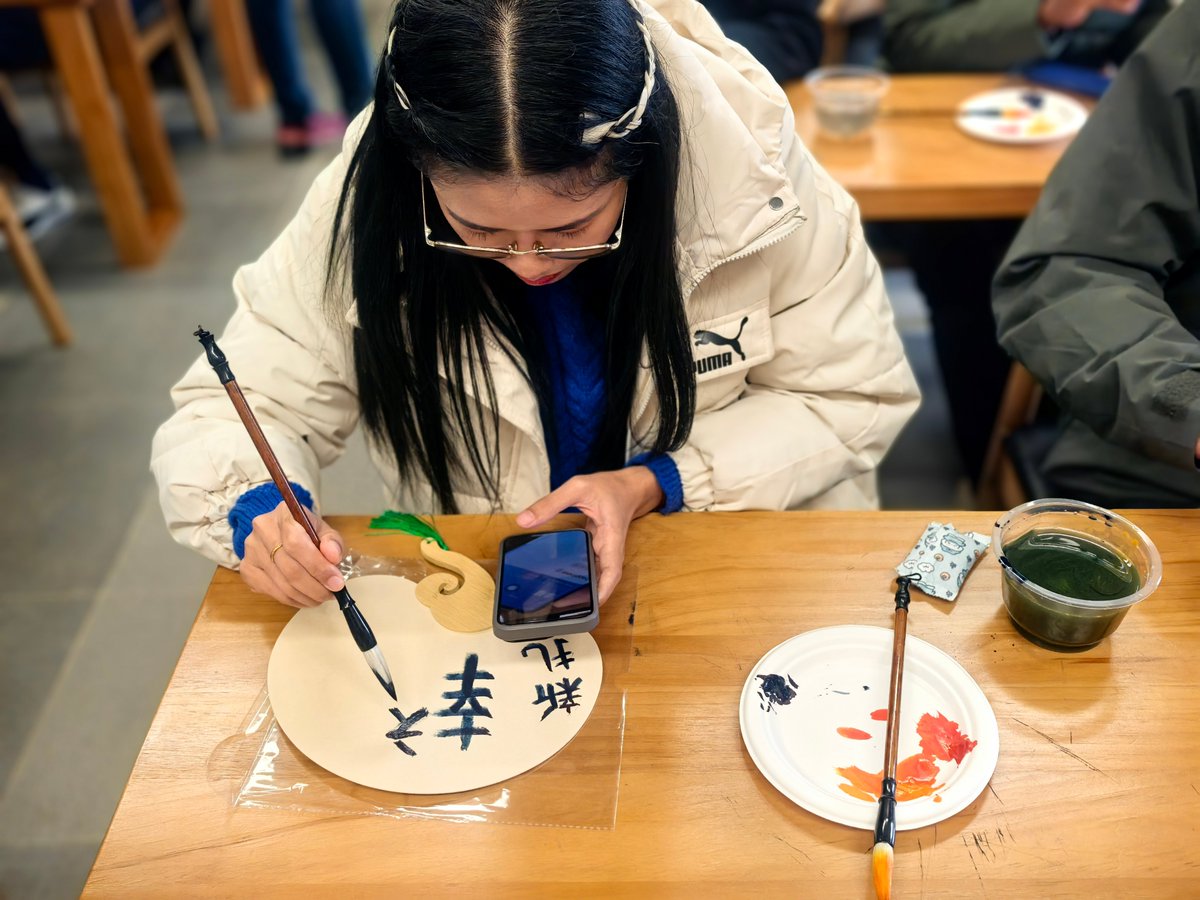 WHU_1893's tweet photo. #WuhanUniversity international students spent an enriching day at the serene Huanghu village in Wuhan, diving into traditional Chinese culture and art. Here's what they did👀:
🪕Learnt to play #guqin, a seven-stringed #zither;
🖌️Painted fans with traditional Chinese ink painting techniques;
🤸Tried #wuqinxi, a fitness routine inspired by the movements of five animals;
🌿Explored wormwood, a medicinal herb in traditional Chinese medicine (#TCM).
#StudyAtWHU #ChineseCulture #ChineseInkPainting