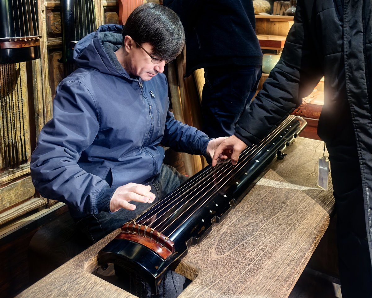 WHU_1893's tweet photo. #WuhanUniversity international students spent an enriching day at the serene Huanghu village in Wuhan, diving into traditional Chinese culture and art. Here's what they did👀:
🪕Learnt to play #guqin, a seven-stringed #zither;
🖌️Painted fans with traditional Chinese ink painting techniques;
🤸Tried #wuqinxi, a fitness routine inspired by the movements of five animals;
🌿Explored wormwood, a medicinal herb in traditional Chinese medicine (#TCM).
#StudyAtWHU #ChineseCulture #ChineseInkPainting