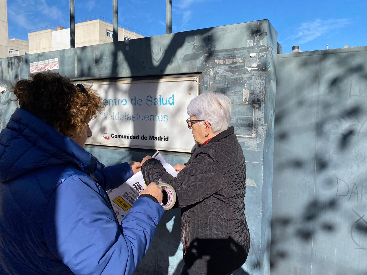 PSaniPubli_ZN's tweet photo. Ayer, estuvimos calentando motores con la pegada de carteles de la Concentración en defensa #SanidadPública de mañana 21 de enero @avvsanse @PSaniPubli_ZN https://t.co/99WRLfX0NG