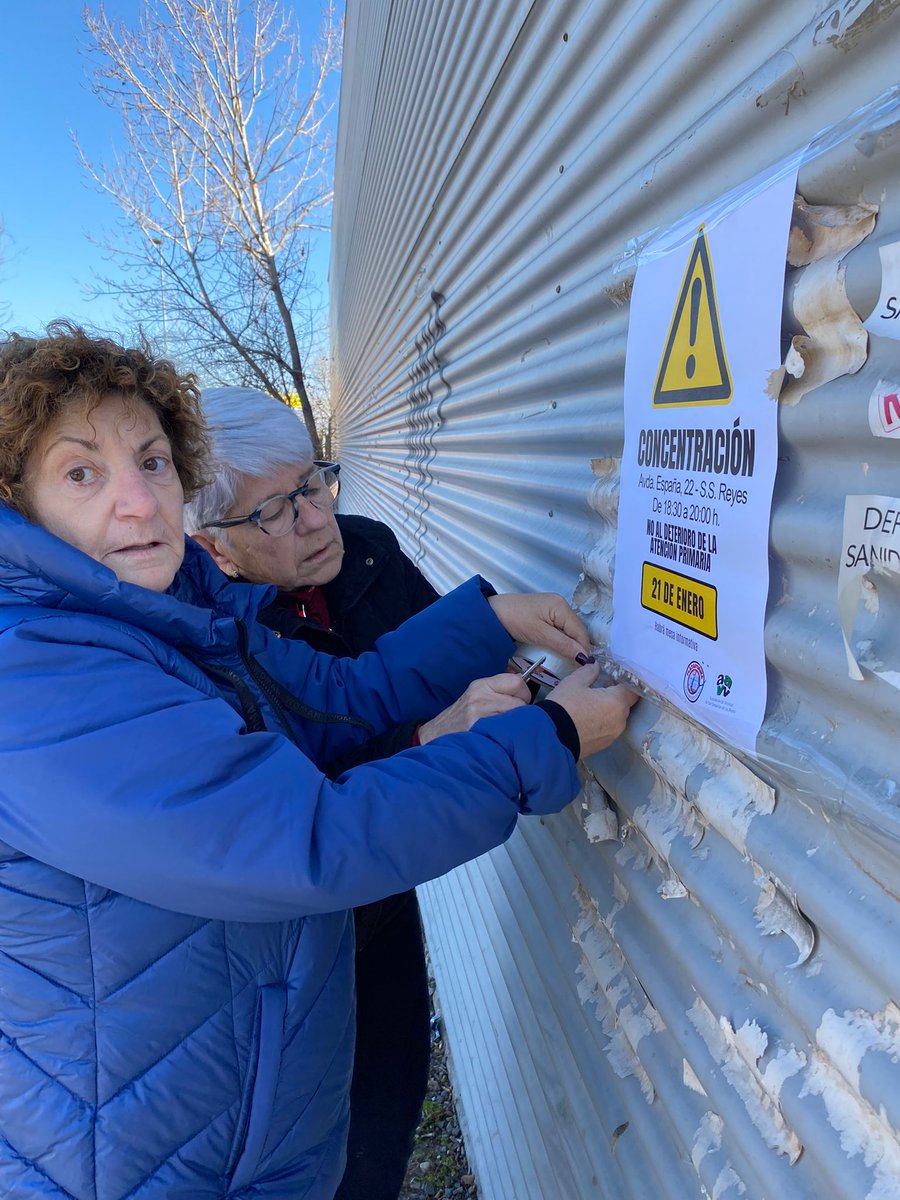 PSaniPubli_ZN's tweet photo. Ayer, estuvimos calentando motores con la pegada de carteles de la Concentración en defensa #SanidadPública de mañana 21 de enero @avvsanse @PSaniPubli_ZN https://t.co/99WRLfX0NG