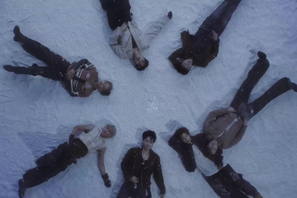 soompi's tweet photo. WATCH: #GOT7 Makes Long-Awaited Return In Suave Comeback MV For "PYTHON"
https://t.co/vy1bticvqn https://t.co/tF1K5c5Ld0