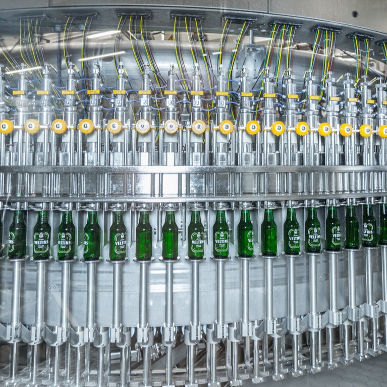 KronesAG's tweet photo. Bottling beer?π»We've got the perfect solution for you!π€All you need is the #Modulfill HRS. Get ready for an incredible adventure as you discover even more amazing Krones machines in action @Veltins this week!π¦Ύβ¨ https://t.co/aXi6eEatlI