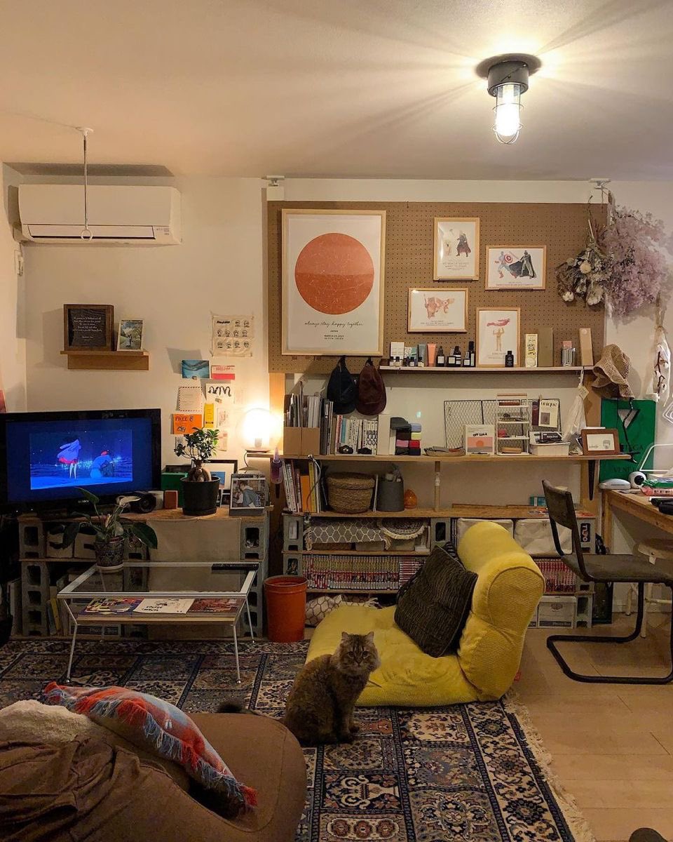drpiper_mwp's tweet photo. [archived pipers room]

คอนโดของไปป์ไม่ใช่คอนโดหรูตามแบบคนยุคใหม่ หากแต่เป็นคอนโดเก่าที่แลกความวิจิตรของรูปลักษณ์ด้วยพื้นที่กว้างขวางและระบบความปลอดภัยที่พอวางใจได้ รอบทางเดินหรือแม้แต่ภายในลิฟต์เองต่างเผยร่องรอยของกาลเวลา

(ref- https://t.co/fqWgaj4OOq) https://t.co/T10CSbEq04