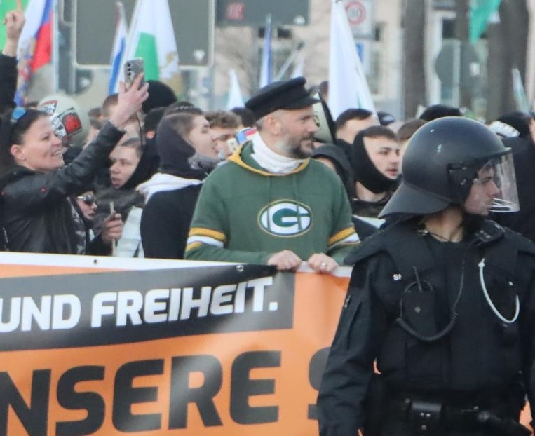 der_wolf_aus_dd's tweet photo. Der Chef der rechtsextremen #FreienSachsen, Martin #Kohlmann, ist also #Packers-Fan.

Warum rennt jemand, der ständig gegen amerikanische Besatzer wettert, mit #NFL-Merch rum? #GoPackGo #Sachsen
Foto: @Pixel_Roulette https://t.co/77aju9koDq