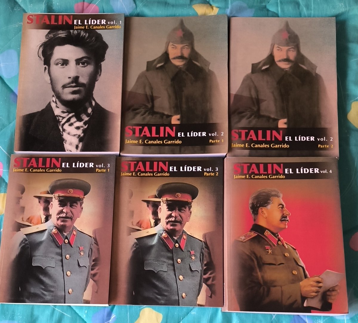 ¿Y qué os puedo decir del regalazo que me hizo el camarada <a href="/JDiezgo/">JDiezgo 🐲🐂 ☭</a>, secretario regional de <a href="/VanguardiaEspa/">Vanguardia Española</a> en #Madrid? Los cuatro volúmenes, separados en seis tomos, de "#Stalin, el líder", del chileno Jaime E. Canales Garrido. Editada en español por <a href="/maimar_1/">Editorial Templando</a>, se trata de la