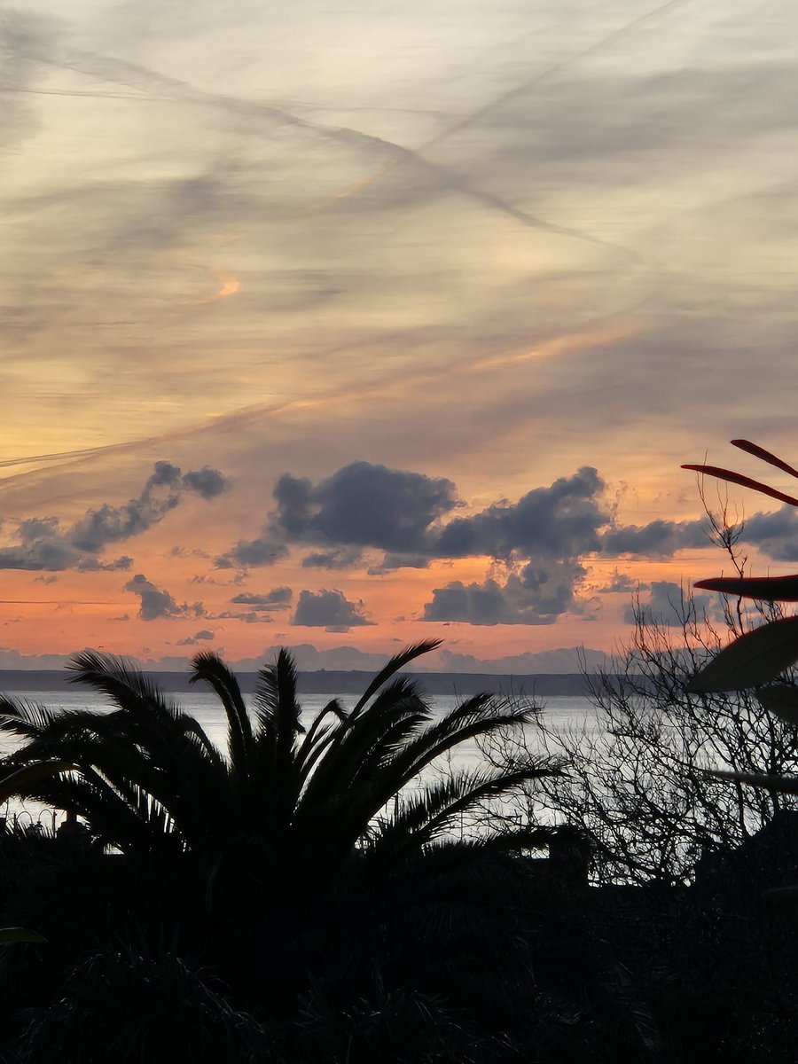 morrablibrary's tweet image. The wintry month of January can sometimes feel a little bleak,but we have enjoyed a number of beautiful sunrises from the library windows to revive our spirits until the days get longer and Spring announces itself...#Sunrise #ViewFromAWindow #LibraryViews #LovePenzance #MountsBay
