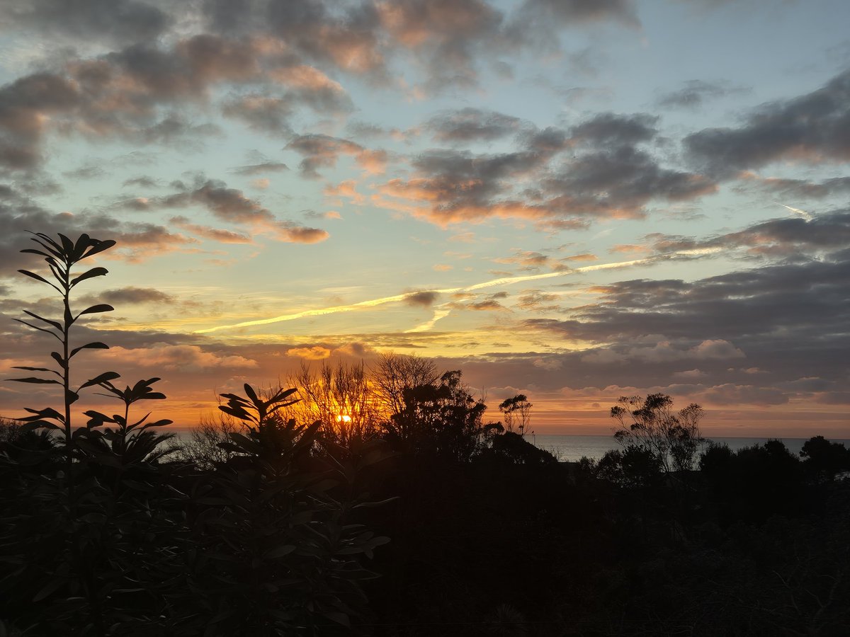 morrablibrary's tweet image. The wintry month of January can sometimes feel a little bleak,but we have enjoyed a number of beautiful sunrises from the library windows to revive our spirits until the days get longer and Spring announces itself...#Sunrise #ViewFromAWindow #LibraryViews #LovePenzance #MountsBay