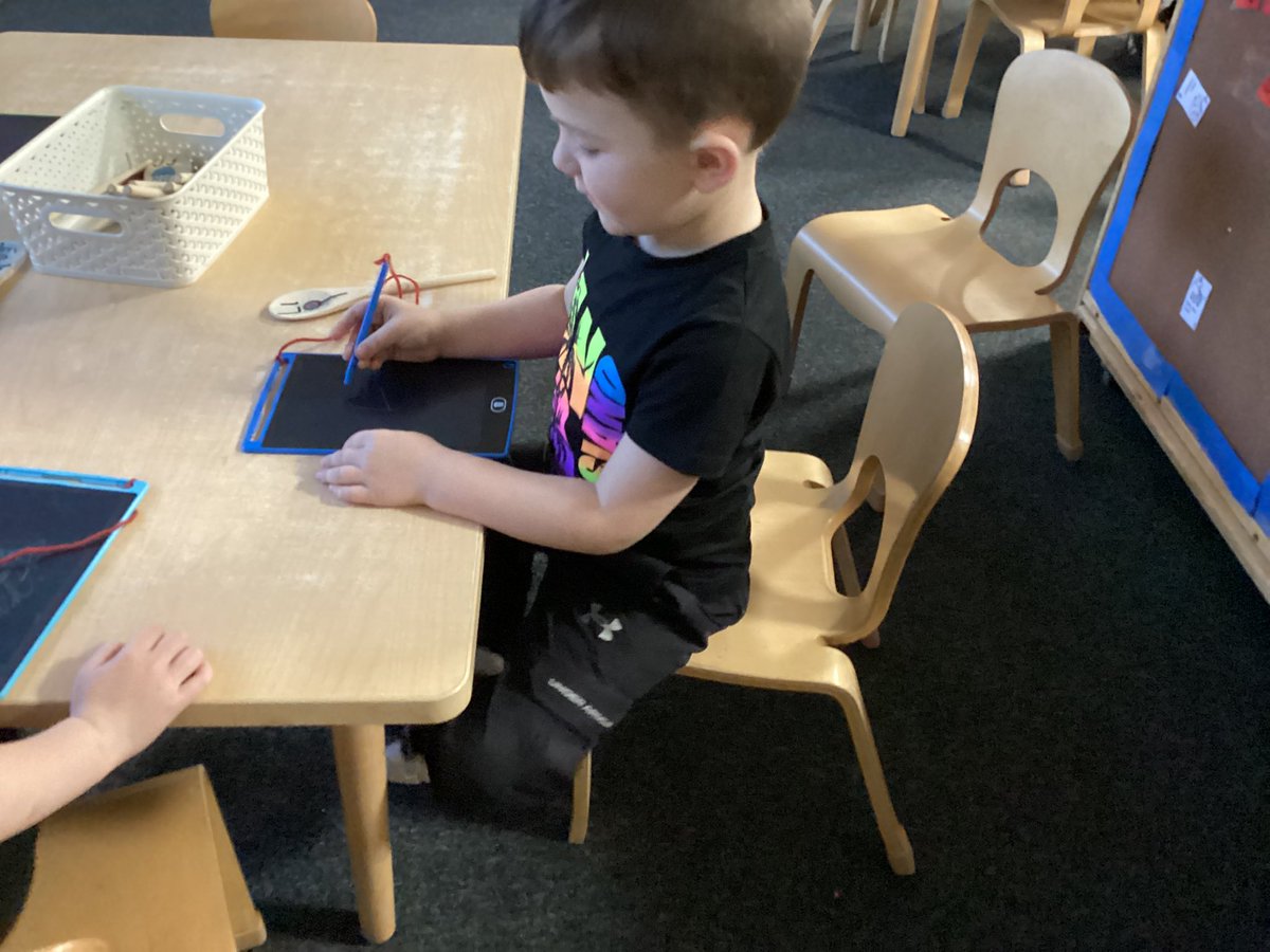 CarlibarNursery's tweet photo. We are using the letter spoons and wipe boards to find our initials and write our names. #literacy #phonics #letterformation https://t.co/b4H6NxmhqA