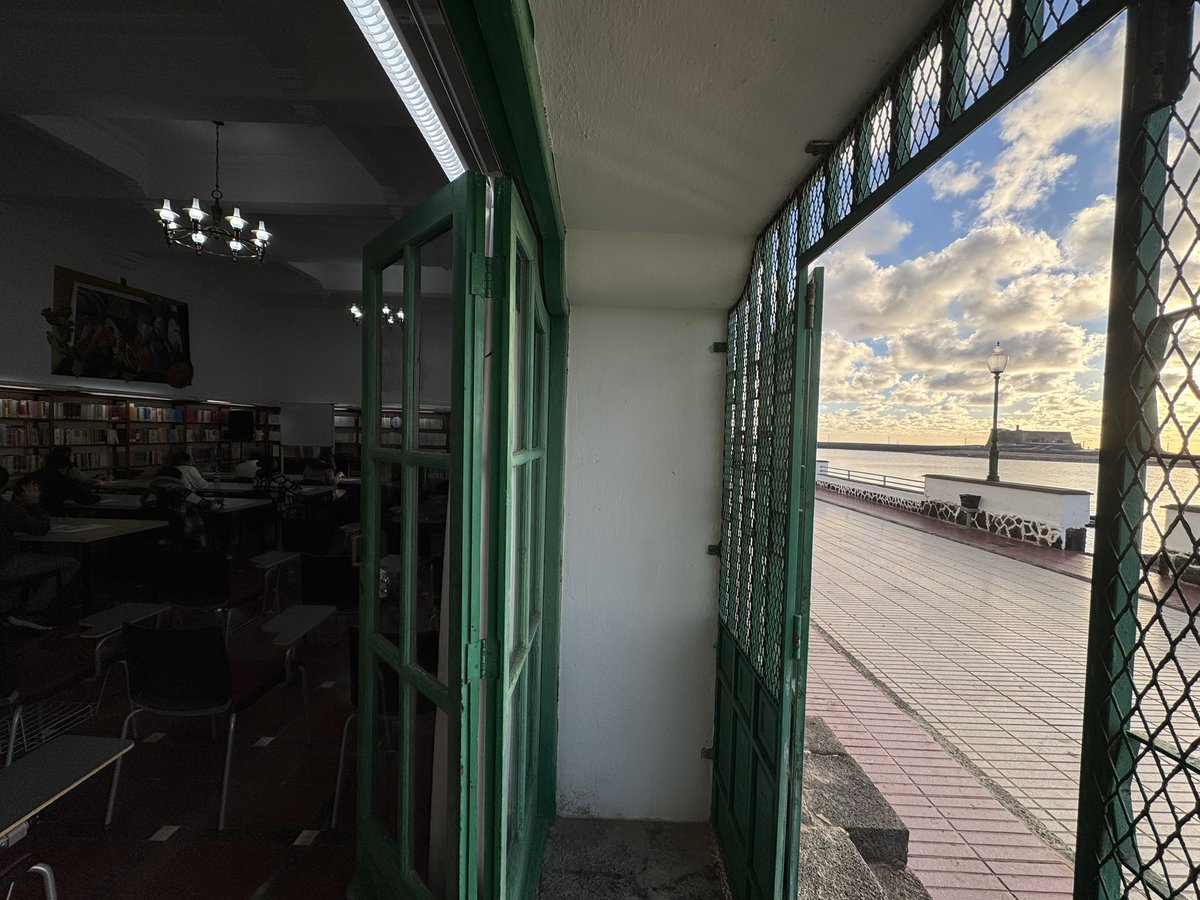 Examinando en Lanzarote. Mucho ánimo a alumnos y profesores de la UNED en esta primera semana de exámenes.