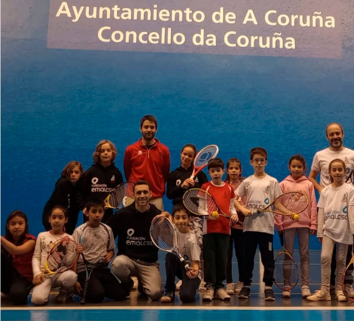 Fundación Emalcsa (@fundemalcsa) on Twitter photo Os #pelotaris da escola base do <a href="/CorunaClub/">Club Pelota La Coruña</a> comezan o ano voltando á pista despois do Nadal 🎾 Todos os participantes chegaron cheos de #enerxía a eta divertida sesión de #deporte 👌
➡️ Esta actividade forma parte do programa Deporte Solidario e Inclusivo da Fundación Emalcsa. Os #pelotaris da escola base do <a href="/CorunaClub/">Club Pelota La Coruña</a> comezan o ano voltando á pista despois do Nadal 🎾 Todos os participantes chegaron cheos de #enerxía a eta divertida sesión de #deporte 👌
➡️ Esta actividade forma parte do programa Deporte Solidario e Inclusivo da Fundación Emalcsa.