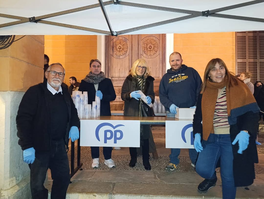 Populars_Muro's tweet photo. Ahir vàrem assistir i donar una mà, als nostres companys de partit a la torrada del @popularespalma @PPdeMallorca i @ppbalears en motiu de les festes de Sant Sebastià de Palma . Unes 4000 persones varen compartir amb nosaltres aquesta nit màgica.
Gràcies a tots ! 👏💙🔥 https://t.co/iLzfUmyqwa
