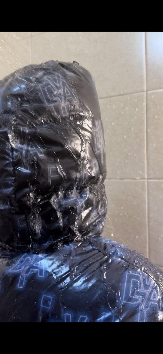Katrin_Shiny's tweet photo. Why am I so serene when I get hard ❄️ snow or rain stuck 🌧️?
Just take a look 📸 at the 🍭 waterproofing 🚿 test my ✨shiny beauties 💖 must pass before getting out there 🌧️🏞️🐻
#duvetica #waterproof #hunterboots #snowstuck #winterfashion #fashiongirl https://t.co/PEkfEHRGMb