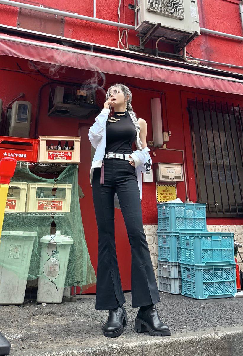 tmmt_san's tweet photo. 街にいたタオさん🚬

#極楽街 https://t.co/ZhQyIVtW5C