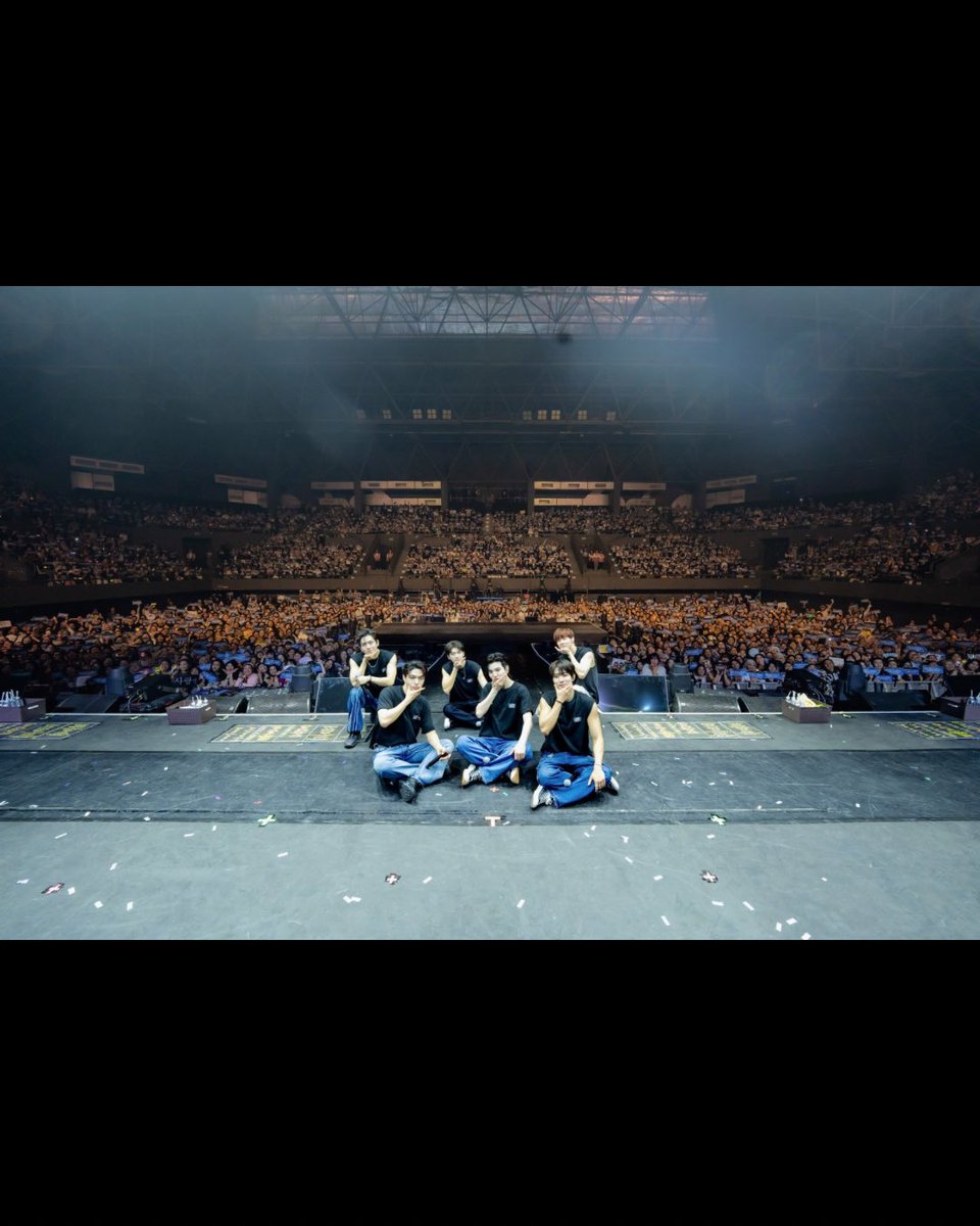 officialkvibes's tweet photo. INFINITE akhirnya kembali menghibur penggemarnya di Jakarta setelah 10 tahun. Sunggyu, Sungyeol, Woohyun, L, Dongwoo, dan Sungjong sukses menggelar konser bertajuk “INFINITE 15th ANNIVERSARY CONCERT: LIMITED EDITION” di Tennis Indoor Senayan, pada sabtu lalu. 

Dengan durasi kurang lebih 3 jam, konser ini sukses menjadi konser pembuka untuk deretan event musik K-Pop di Jakarta tahun 2025. Selain itu, LIMITED EDITION juga menjadi ajang reuni penuh nostalgia bagi INFINITE dengan INSPIRIT Indonesia, para penggemar yang telah menanti lama selama satu dekade untuk momen ini. 

Yuk bagikan keseruan kalian selama konser kemarin!

Thank you @ckstarid

#Kvibes_Infinite #INFINITEinJKT #INFINITE15THANNIVERSARYTOURCONCERT #kvibesnews #Kvibes_Tabby