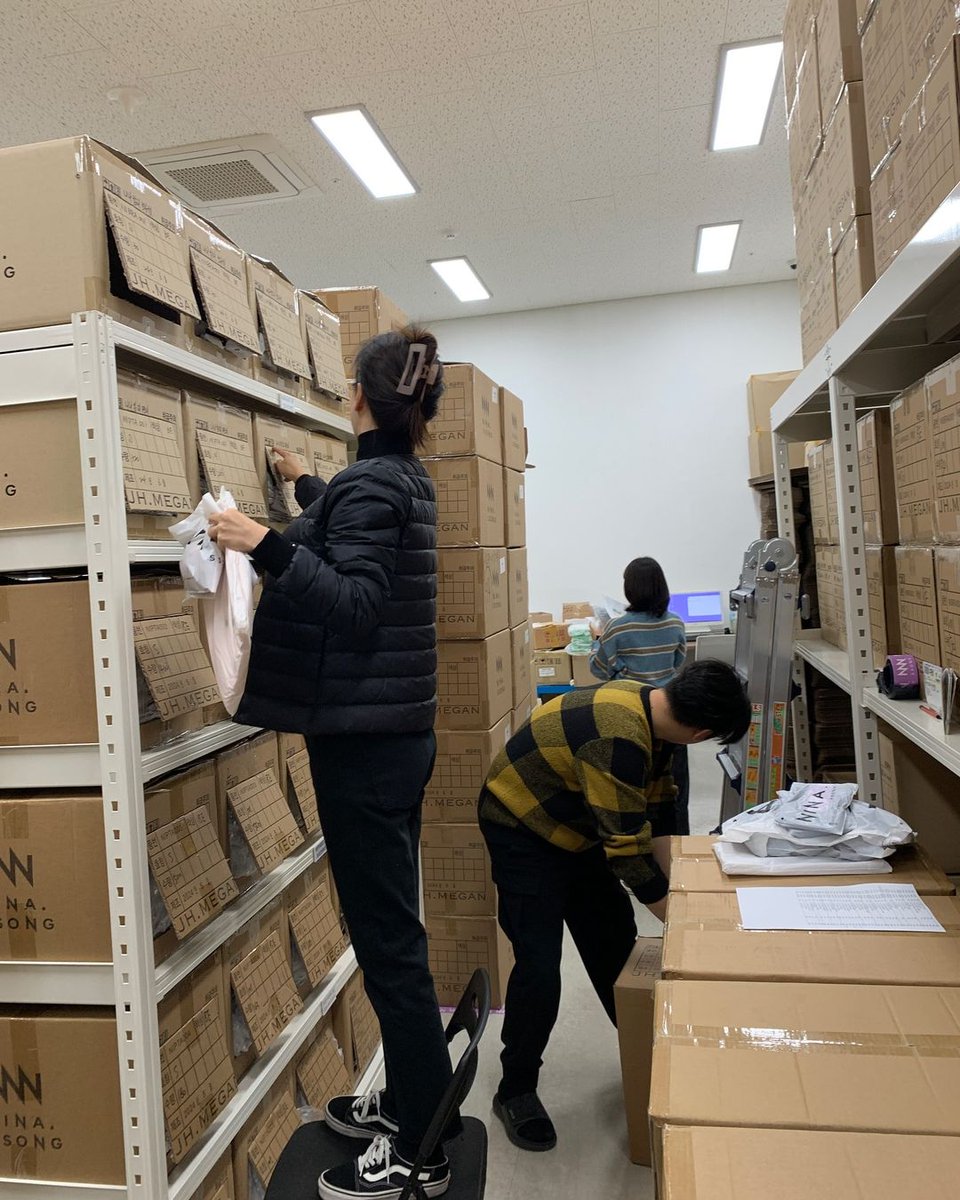 suyeounie's tweet photo. ceo ssong is really involved in every step of the process 🩷

#SongJiHyo #송지효 #NINASSONG https://t.co/99CvzS6OOJ