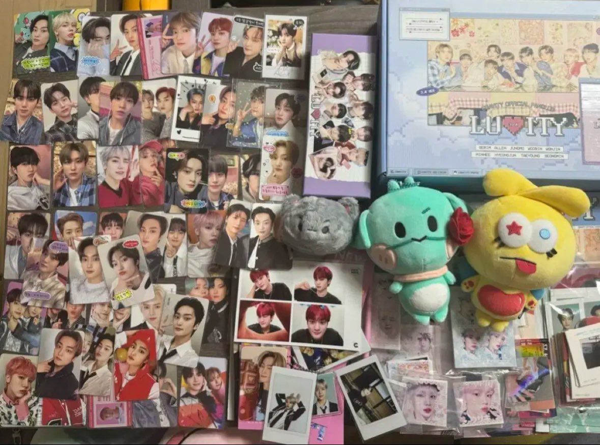 크래비티 굿즈 일괄 양도합니다 
개봉 앨범 덤으로 전부 드려요 ~!! 
모든 인증 가능합니다! :) 

sell 🅾️
price : 20.0

크래비티태영성민민희원진우빈형준앨런러비티굿즈앨범크크루cravity