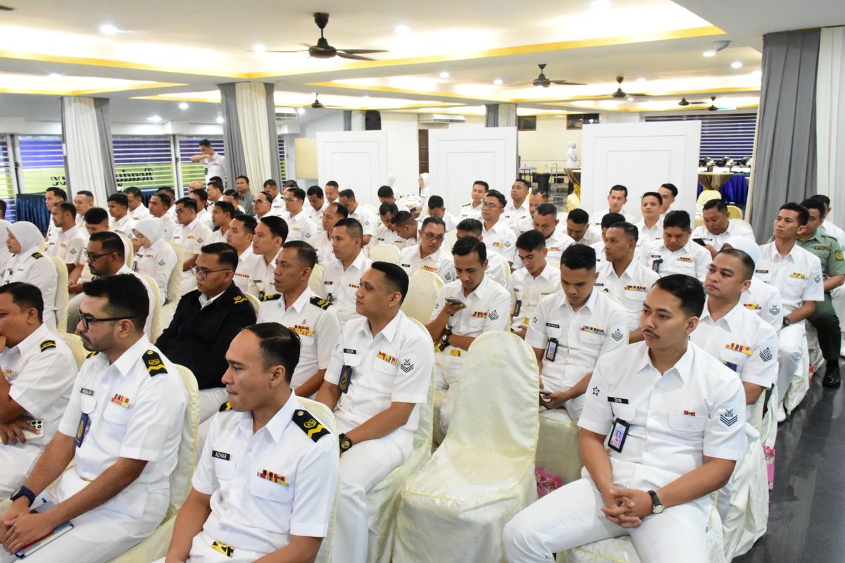KBMkTL's tweet photo. “Bintara tulang belakang TLDM”@KBMkTL telah melaksanakan pelantikan kepimpinan baharu Kelab sesi 25/26. AGM yg dirasmikan oleh Penaung dan disaksikan Penasihat sebulat suara mencapai kata sepakat utk komuniti Bintara MTL. Tahniah AJK sesi 25/26 dan terima kasih AJK sesi 24/25. https://t.co/AEzbwkAHOP